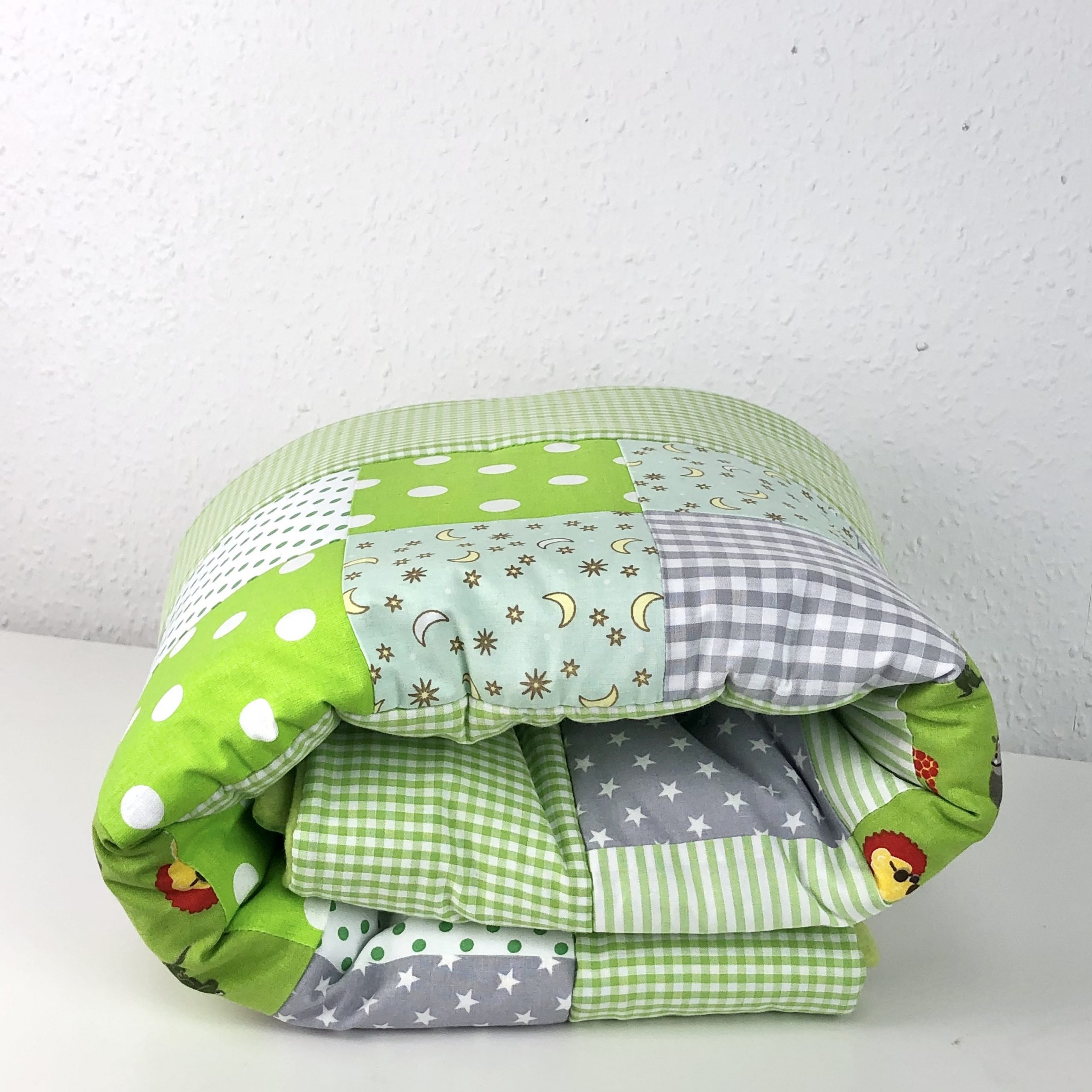 Patchwork Babydecke mit Motiv oder Name – grün – Kreative Handarbeit aus  Stoff für Kinder